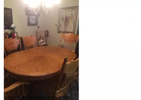 Oak dining table with leaf and 8 chairs